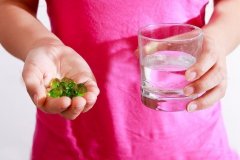 健康养生:吃药 你喝对水了吗?